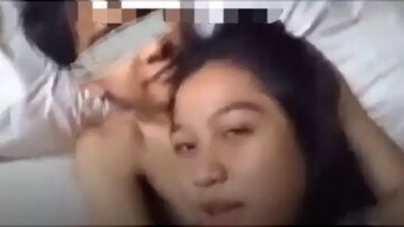 Vlog Bareng Ayang Ke Hotel Bercumbu Mesra Penuh Gairah – Nonton Bokep Indo Terbaru Viral