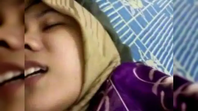 Janda Kerudung Kuning Jago Mesum – Nonton Bokep Indo Terbaru Viral