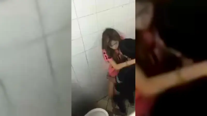 Video Pasangan ABG Mesum di WC Umum – Nonton Bokep Indo Terbaru Viral