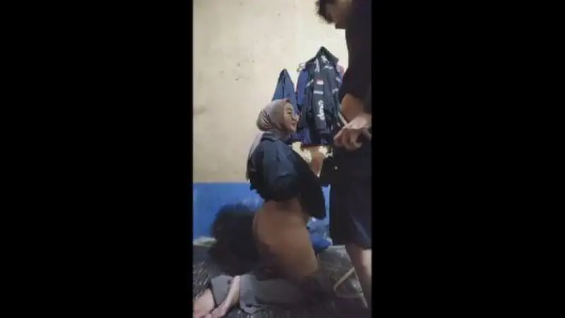 Hijab Kacamata Gemoy Ngewe Bareng Lelaki Simpanan – Nonton Bokep Indo Terbaru Viral