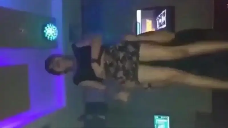 LC Karaoke Memanas Waktu Layanin Pelanggan – Nonton Bokep Indo Terbaru Viral