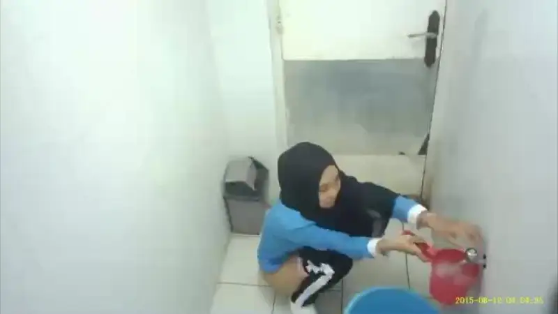 Video Ngintip Jilbab Kebelet Pipis 2015 – Nonton Bokep Indo Terbaru Viral