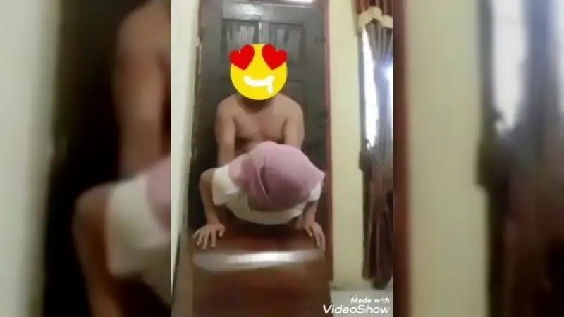Istri Jilbab Ngentot di Ruang Tamu – Nonton Bokep Indo Terbaru Viral