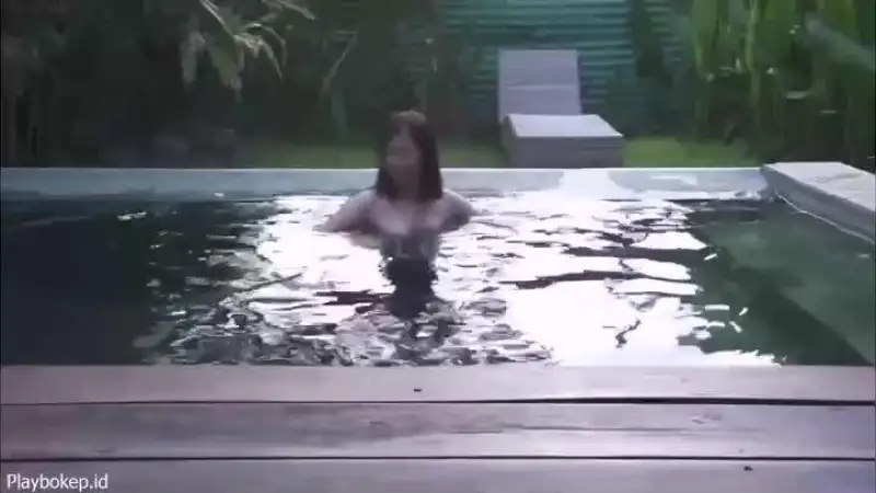 Video Ngentot Kolam Renang Vila – Nonton Bokep Indo Terbaru Viral