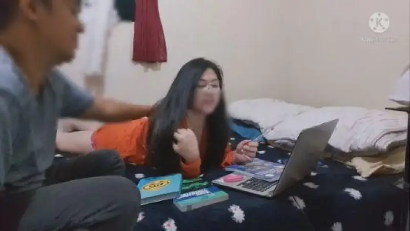 Parodi Kakak Adek Saling Bercumbu Di Kamar – Nonton Bokep Indo Terbaru Viral