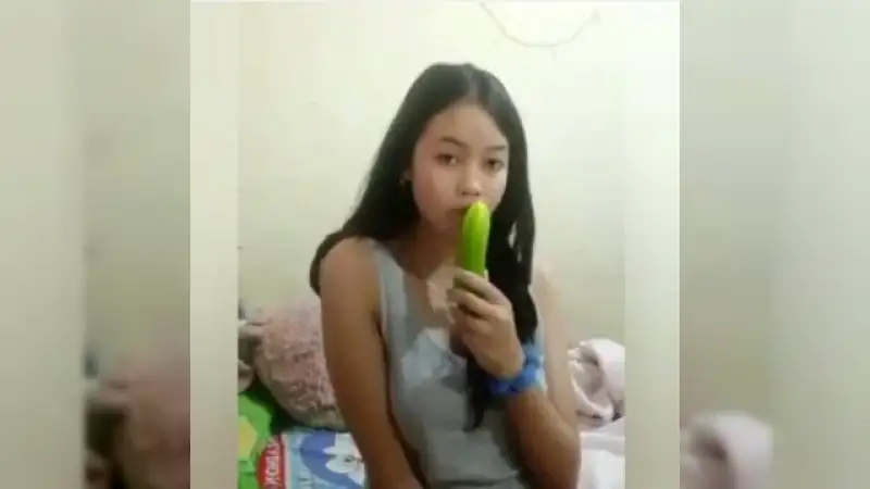 Pembantu Kelar Masak Langsung Colmek Pakai Timun – Nonton Bokep Indo Terbaru Viral