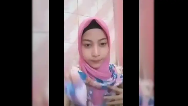 Jilbab Cantik Colmek Depan Kamera – Nonton Bokep Indo Terbaru Viral