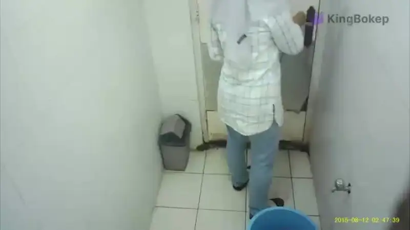 Video Ngintip Kerudung Abu Abu Pipis 2015 – Nonton Bokep Indo Terbaru Viral