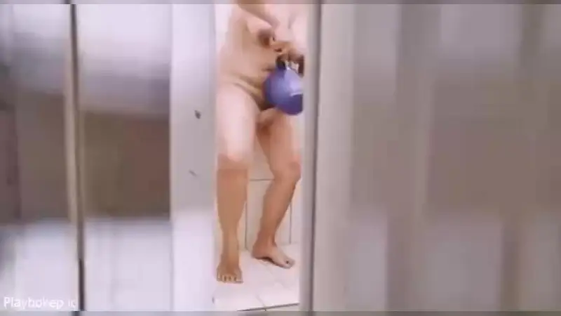 Video Brondong Ketahuan Ngintip Tante Rhini Langsung Diajakin Ngewe – Nonton Bokep Indo Terbaru Viral
