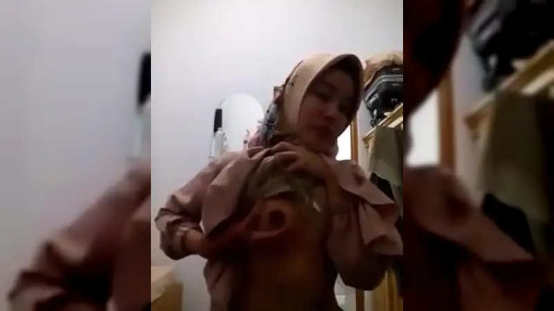 Jilbab Cantik Unjuk Gigi Toketnya – Nonton Bokep Indo Terbaru Viral